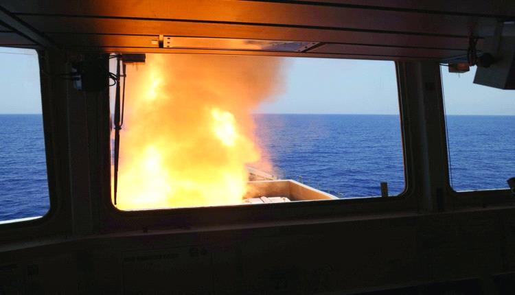 الجيش الأميركي يعلن إصابة سفينتين بصواريخ أطلقها الحوثيون