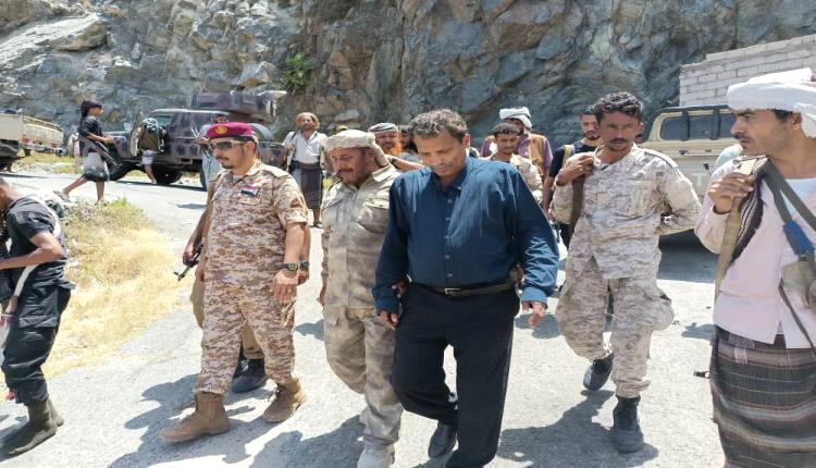 محافظ ابين وقائد المنطقة العسكرية الرابعة يتفقدان  المرابطين في جبهة ثرة