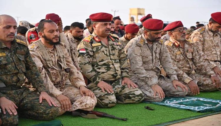 قائد محور الغيضة يؤدي صلاة عيد الأضحى مع قادة الوحدات العسكرية والمقاتلين