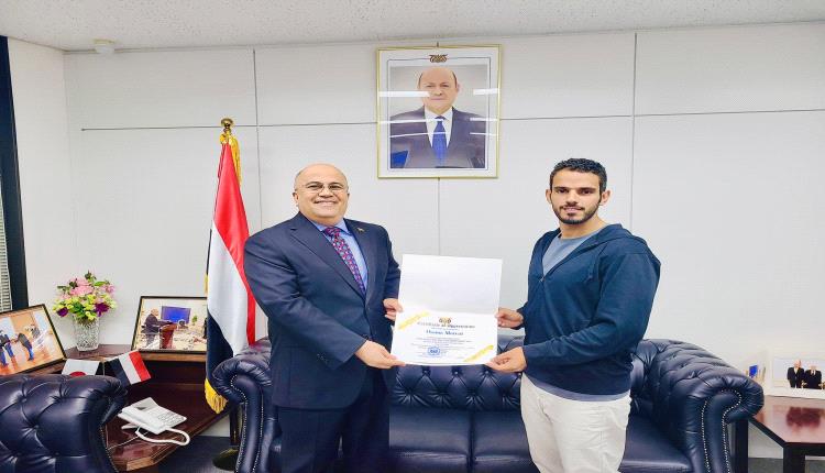 ‏السفير السنيني يكرم البطل اليمني أسامة مرعي المتأهل إلى المرحلة الثالثة فى بطولة اسيا للدراجات النارية