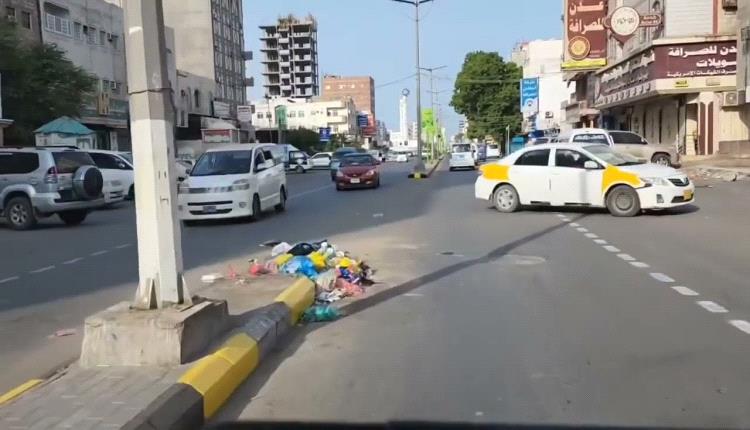 قوة امنية تداهم منزلا بحي المنصورة وتعتقل ٣