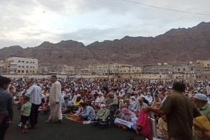 خطباء مصليات العيد في العاصمة عدن يدعون لمساندة حملة التطعيم ضد مرض شلل الأطفال