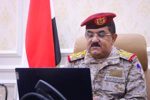 وزير الدفاع يعقد اجتماعاً بقيادة محور تعز