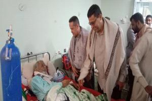 وكيل محافظة لحج ومدير عام مكتب الصحة في زيارة عيدية لمرضى مستشفى ابن خلدون العام