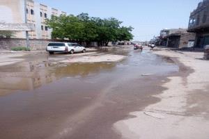 أبين.. مياه الصرف الصحي تُغرق الشارع الرئيسي بمدينة لودر