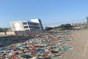 مطالبات بتدخل عاجل لإزالة القمامة من أمام مدرسة بئر ناصر الغربية
