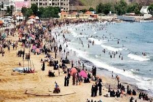 خفر السواحل تحذّر من السباحة في شواطئ البحر العربي خلال موسم الرياح

