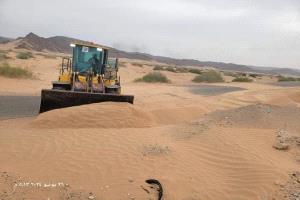 إزاحة الرمال ومخلفات السيول لطريق عتق - بيحان.