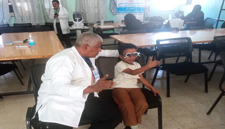 الفريق الطبي لبرنامج صحة العين المدرسية 1 يواصل نزوله إلى مدارس المنصورة في عدن