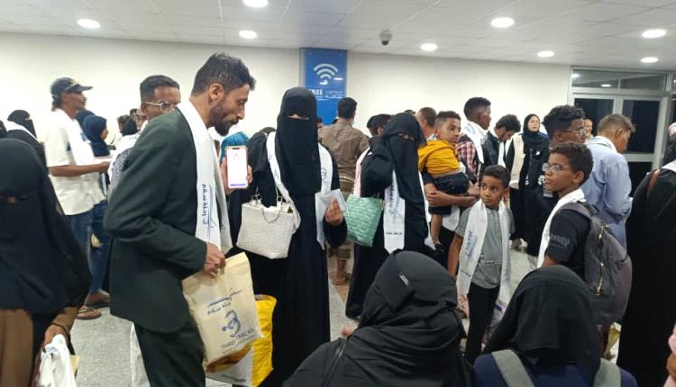 وصول (200) من العالقين في السودان الى مطار عدن الدولي.