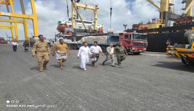 مدير عام فرع هيئة تنظيم النقل البري - عدن يزور ميناء المعلا لتفقد سير العمل فيه