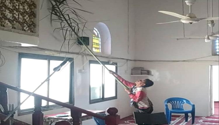 كشافة أبين تدشن برنامجها الرمضاني بنظافة المساجد بزنجبار