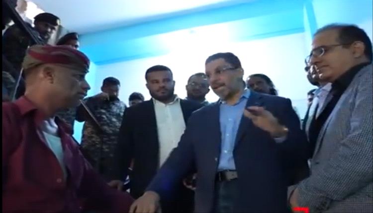 شاكيًا قصور مستشفى حكومي بعدن.. مواطن يصرخ في وجه رئيس الوزراء(فيديو)
