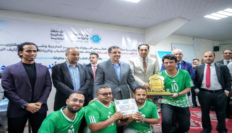 بن مبارك يكرم الأندية الفائزة بالمسابقات الثقافية الوطنية لأندية الجمهورية للعام 2024 بالعاصمة عدن
