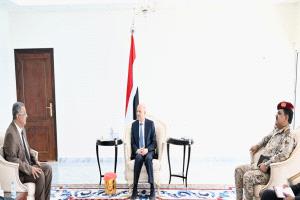 رئيس مجلس القيادة الرئاسي يستقبل اسرة الشهيد البطل علي ناصر هادي