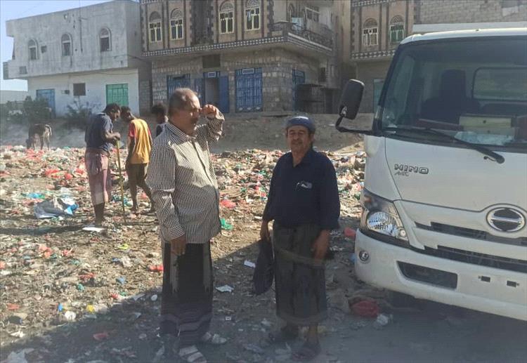 مدير عام لودر يطلع على أداء عمال صندوق النظافة ويشيد بجهودهم