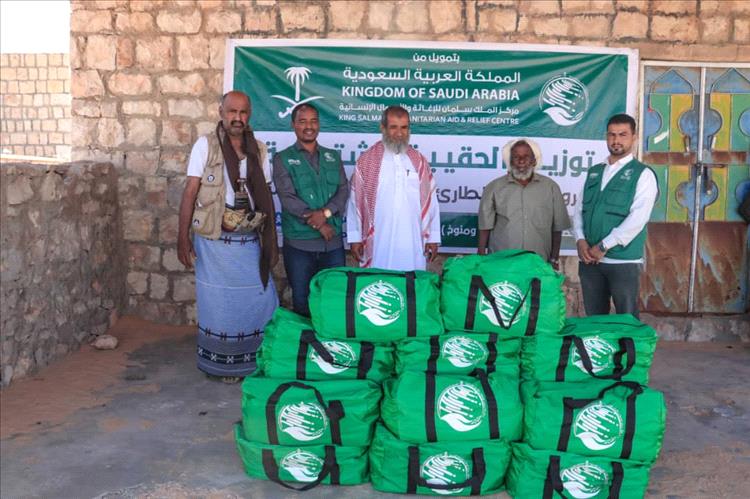 حضرموت.. مدير عام زمخ ومنوخ يدشن توزيع "الحقيبة الشتوية" بتمويل مركز الملك سلمان للإغاثة