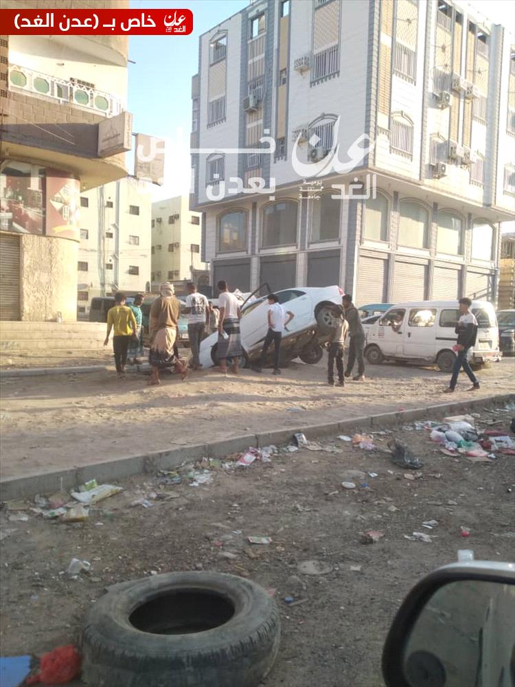 سقوط سيارة في حفرة عميقة بجانب شارع عام بالمنصورة