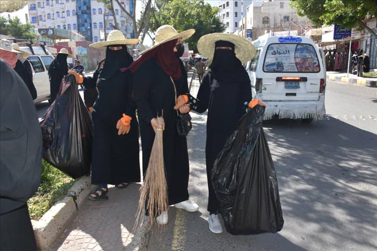 حملة نسوية لتنظيف شوارع تعز دعماً لإدارة الصندوق