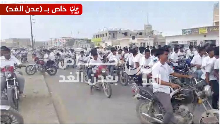 تظاهرات غاضبة بالشحر بسبب ترد الاوضاع وانقطاع الخدمات