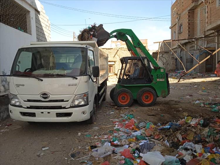 صندوق النظافة فرع زنجبار يرفع 25 طن من المخلفات الخفيفة والصلبة من حارات المدينة وضواحيها..