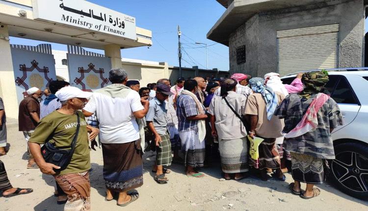 وقفه احتجاجية للمسرحين قسراً أمام وزارة المالية