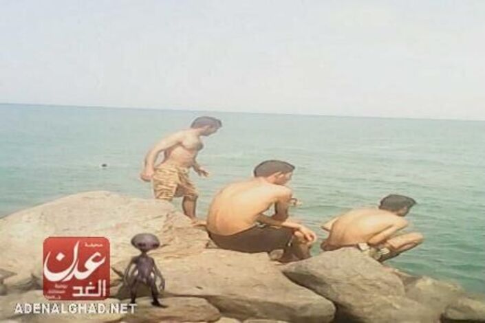 مصحح : صورة مفبركة لمخلوق فضائي تثير حالة من الرعب في صفوف جنود لواء بالجيش اليمني (صورة )