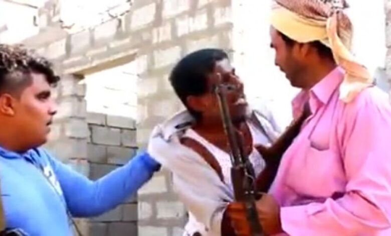 بالفيديو : مواطن من عدن يطالب مسلحين بقتله والمسلحون يرفضون ذلك .. ما السبب؟