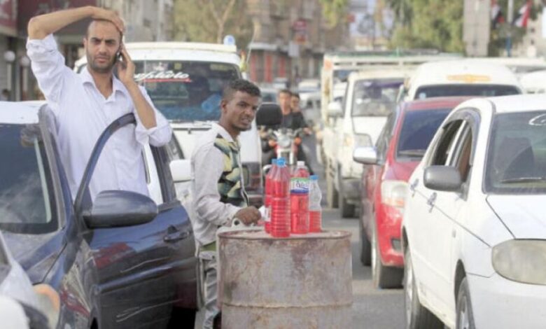 اقتصادي يمني يتهم الحوثيين بإدارة المال في مناطق سيطرتهم عبر سوق سوداء
