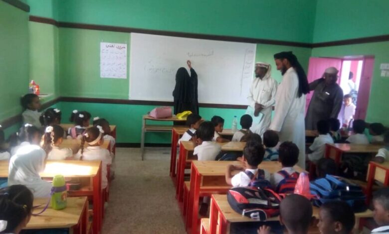 مدير التربية زنجبار يتفقد العملية التعليمية بمدرسة الشهيد الحبسي