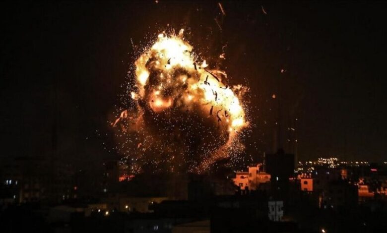 دمرت المبنى بالكامل.. إسرائيل تقصف مقر فضائية الأقصى في غزة بـ10 صواريخ