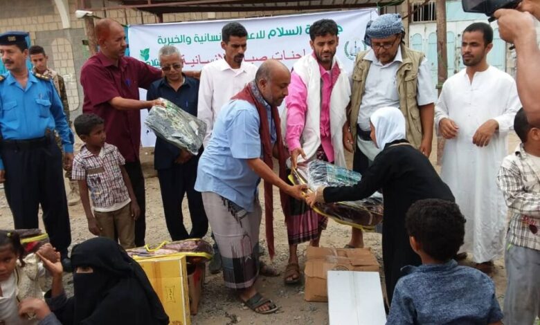 سكرتير لحج " ظمبري " يُدَشِّن توزيع سلال غذائية لذوي الاحتياجات الخاصة في الحَوطَة و تُبَنْ مُقَدَّمَة من دولة الكويت