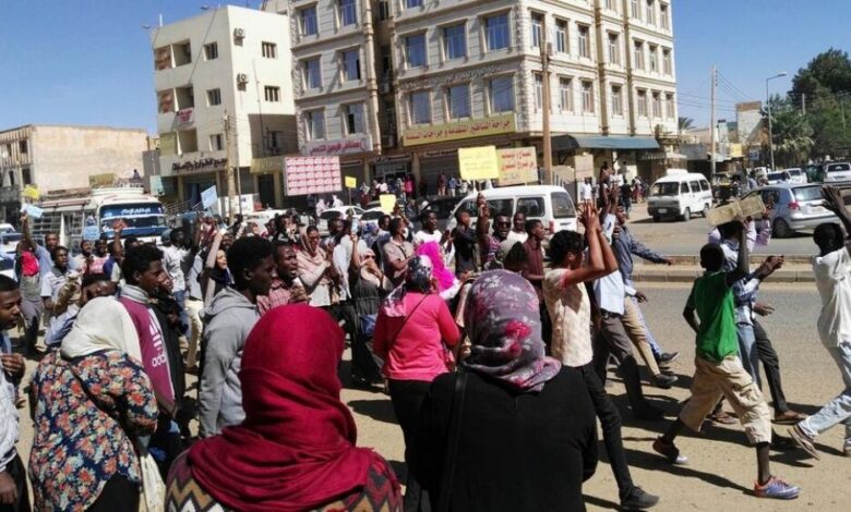 السودان.. دعوة لتظاهرات ليلية وجرعة تهدئة من "المؤتمر"