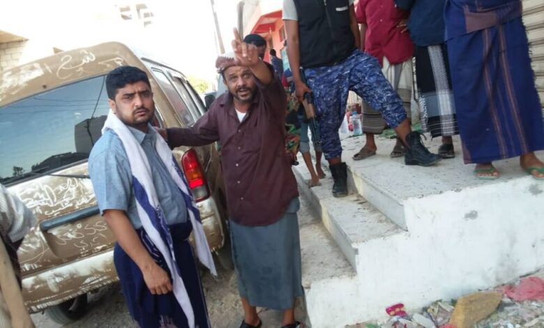 نائب مدير أمن عدن يقوم بزيارات تفقدية لبعض الأحياء الشعبية ويستمع لهموم المواطنين
