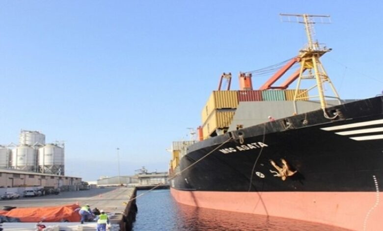 وصول 6400 طن ديزل من المنحة السعودية إلى ميناء المكلا