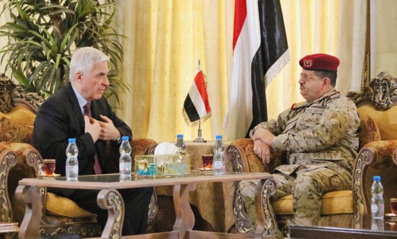 وزير الدفاع يلتقي السفير الروسي لدى اليمن