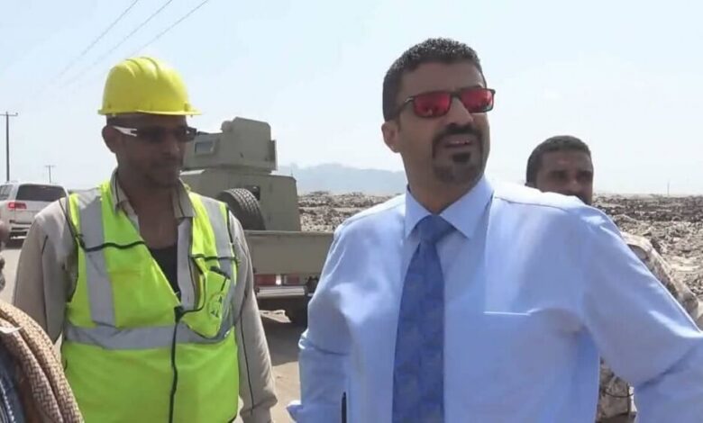 محافظ عدن يتفقد سير خطوط نقل القمامة إلى مقلب النعامة
