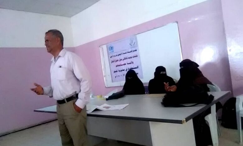إتحاد نساء اليمن أبين يقيم جلسة من جلسات التوعية للأهالي حول حقوق الأطفال وآلية حمايتهم