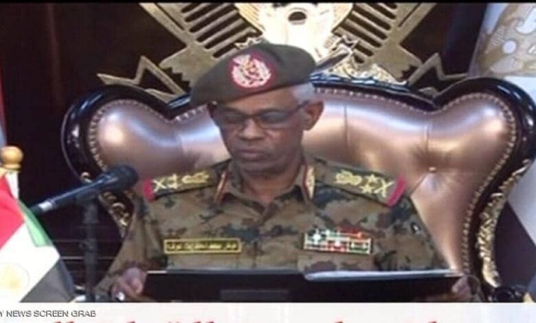 وزير الدفاع السوداني يعلن "اقتلاع" النظام واحتجاز البشير