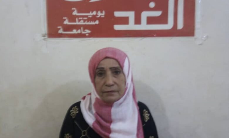 ناشطة جنوبية تشكو تعرضها للاعتداء أمام مبنى محافظة عدن