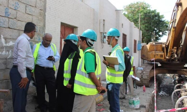 الجعدني يشدد على الإلتزام بالمواصفات الهندسية في مشروع شبكة الصرف الصحي لحي جمال