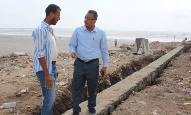 "الجعدني" يتفقد بناء سور في مدخل ساحل أبين لمنع دخول المركبات الشاطئ