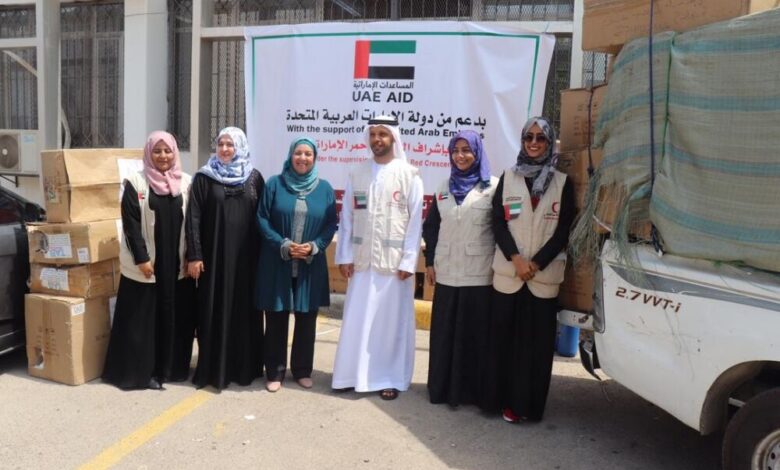 الهلال الأحمر الإماراتي يقدم مواد طبية لكلية التمريض بجامعة عدن