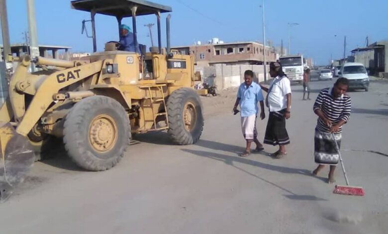 تنفيذ حملة نظافة لبعض شوارع زنجبار بتوجيهات محافظ محافظة أبين