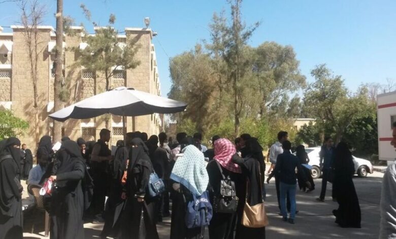 لماذا منعت المليشيا طالبات الإعلام من الجلوس بساحة كليتهم بجامعة صنعاء ؟