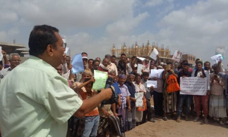 مالكو عقود أراضي بئر فضل ينظمون وقفة احتجاجية أمام مبنى محافظة عدن