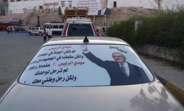 مواطن حضرمي يرفع صورة ضخمة للرئيس السابق علي عبدالله صالح ويطوف بها شوارع المكلا