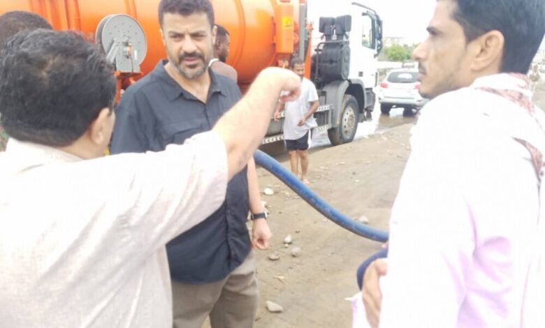تفقد اعمال شفط وفتح مصارف المياه .. محافظ عدن يوجه بتفعيل غرفة عمليات الطوارئ لمواجهة اضرار السيول