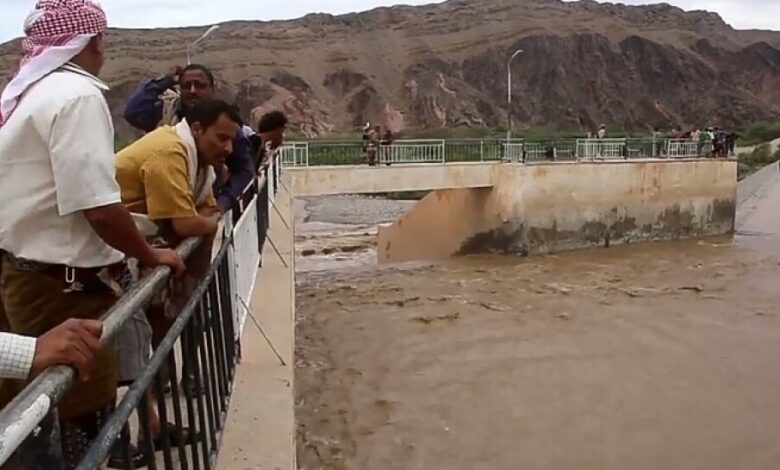 محافظ أبين يتفقد تدفق السيول على سد باتيس والدرجاج وعدد من القنوات المائية