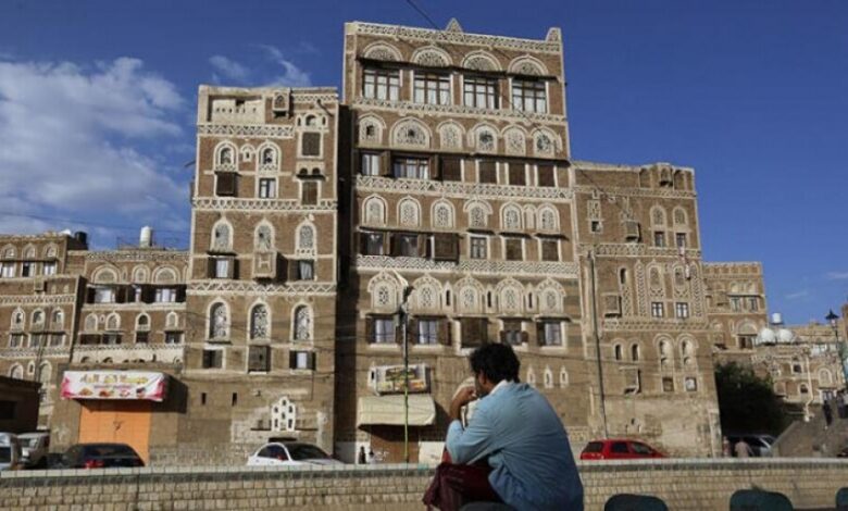 انقلابيو اليمن يحرمون أسر المعتقلين من زيارتهم ويضاعفون معاناتهم